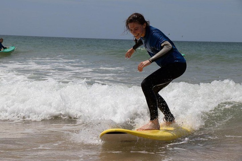 Una persona surfeando sobre una tabla amarilla en el océano. 2