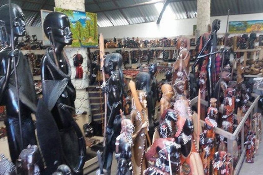 Una colección de maniquíes y figuras en distintas poses y vestimentas, probablemente representando diferentes temas culturales o históricos. 5