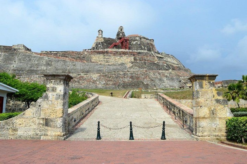 City tours in a cultural 'chiva' in Cartagena 3