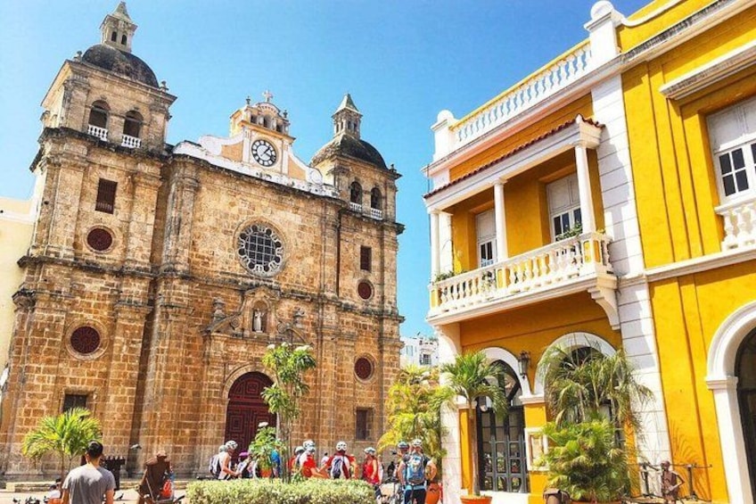 City tours in a cultural 'chiva' in Cartagena 1