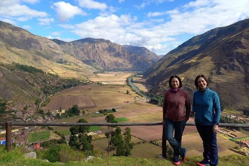 Una valle con montagne, un fiume e un piccolo insediamento. 2