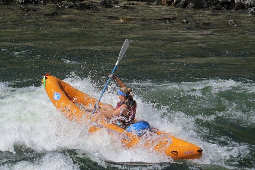 Une personne qui fait du kayak sur une rivière. 2