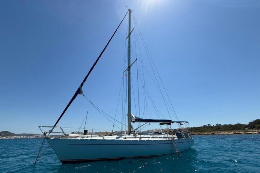 Ein Segelboot auf ruhigem Wasser unter einem klaren Himmel. 5
