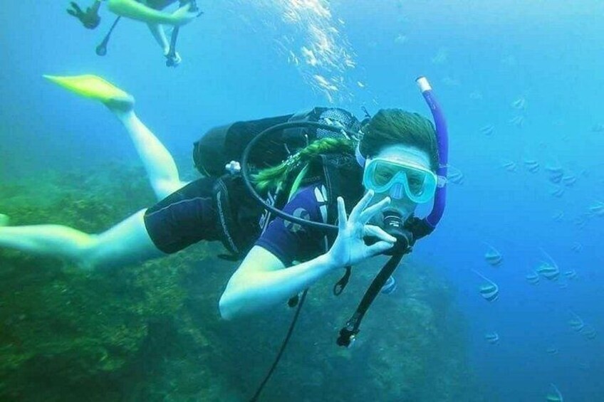 A person scuba diving underwater with fins and a snorkel. 1