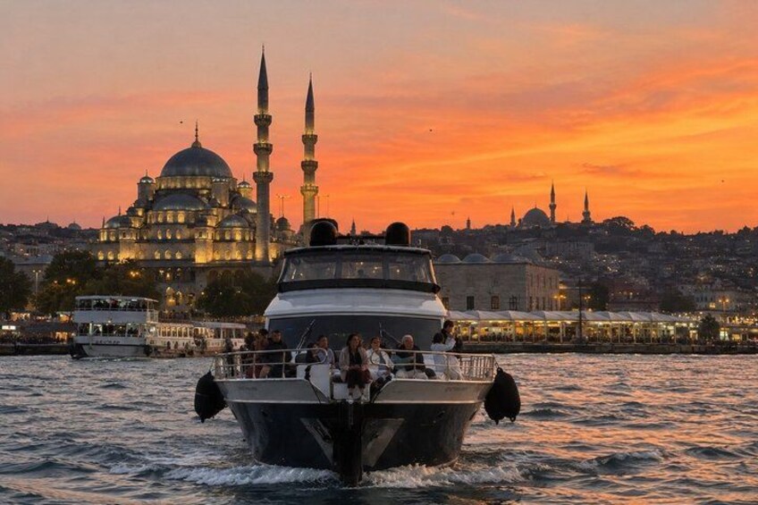 Un bateau transportant des passagers sur une étendue d’eau, une mosquée avec deux minarets et une vue sur la ville en arrière-plan, au coucher du soleil. 3
