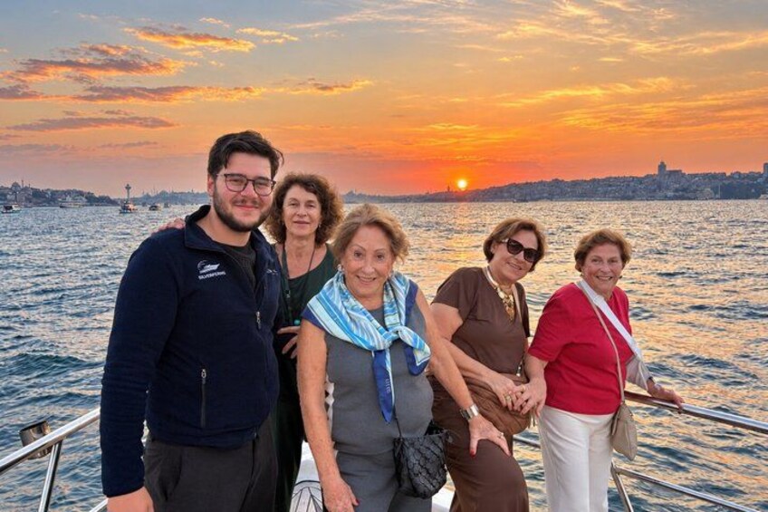 Un coucher de soleil sur une étendue d’eau, avec la silhouette d’une ville en arrière-plan. 5