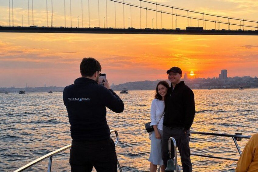 Un coucher de soleil sur une étendue d’eau, avec un pont en arrière-plan. 4