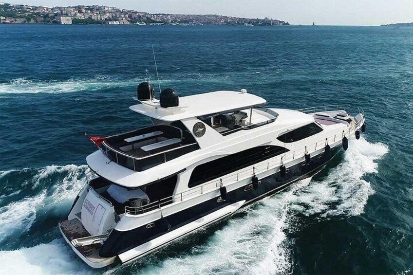 Un'imponente yacht a motore bianco che naviga su un tratto d'acqua, con onde tutt'intorno. 4
