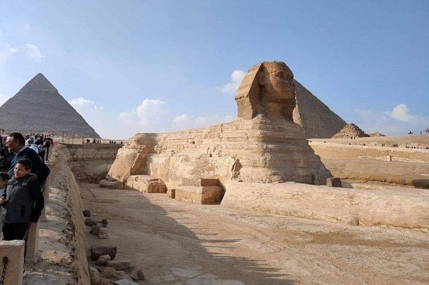 La Gran Pirámide y la Esfinge en Guiza, Egipto. 3