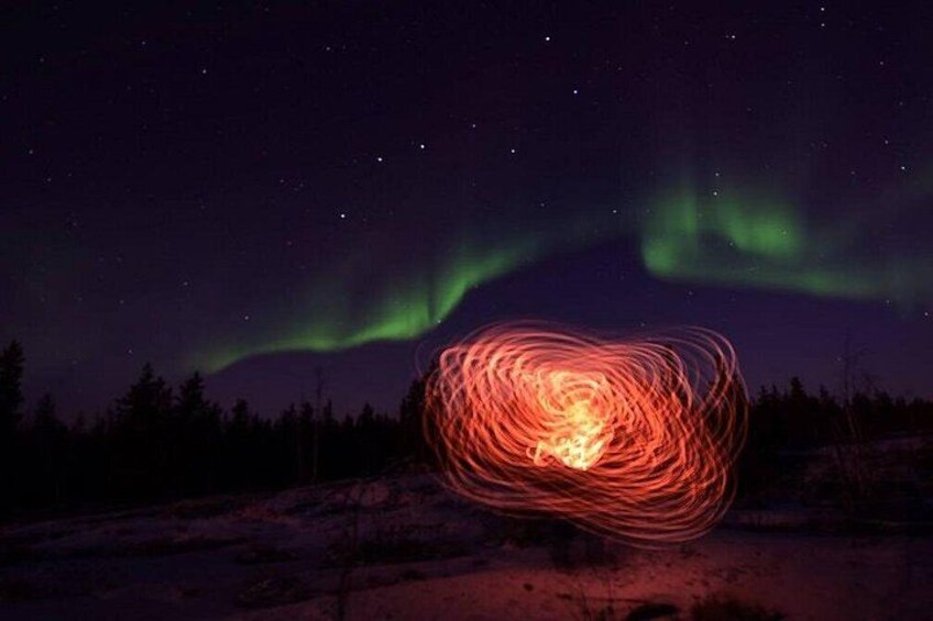 Las auroras boreales sobre un paisaje nevado con una aurora visible. 5