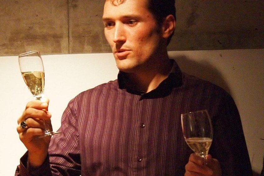 Una persona sosteniendo dos copas de vino. 2