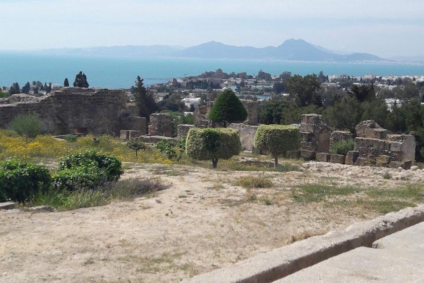 Rovine antiche, vista libera sul mare e montagne in lontananza. 2