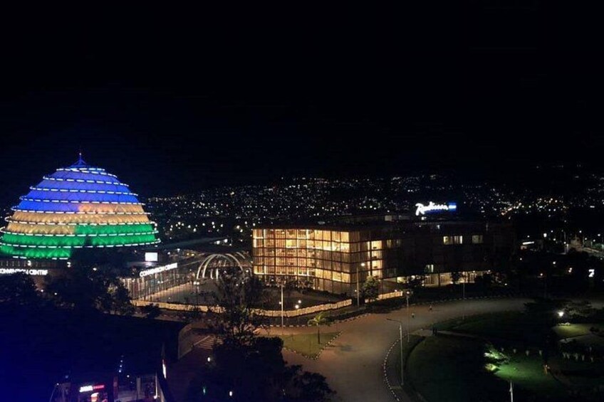 Un edificio iluminado con una estructura en forma de cúpula y fachada de vidrio moderno. 5