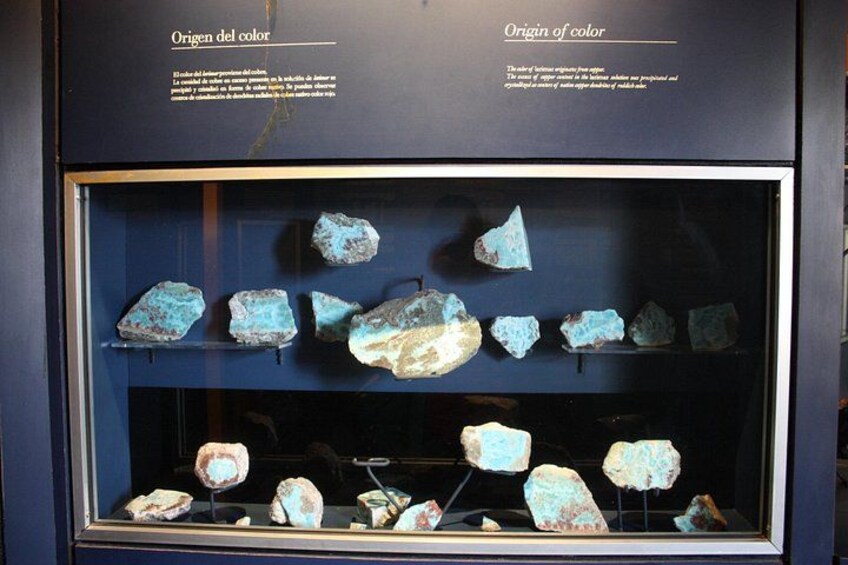 Una exhibición de minerales de diversos colores en un museo. 3