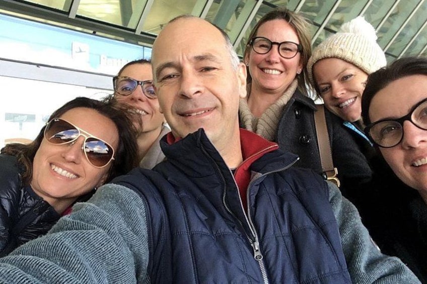Un grupo de personas tomándose un selfie en un espacio cubierto con techo de metal. 3