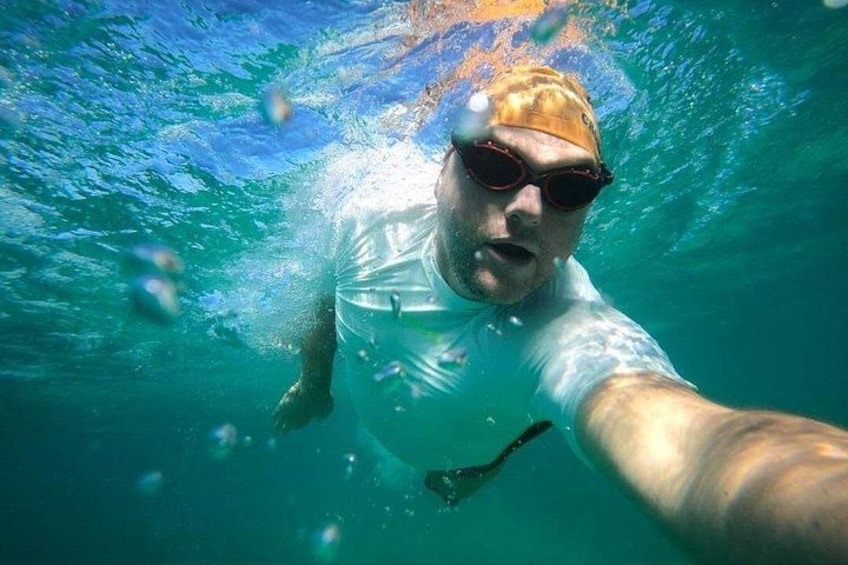 Iemand zwemt onder water. 2