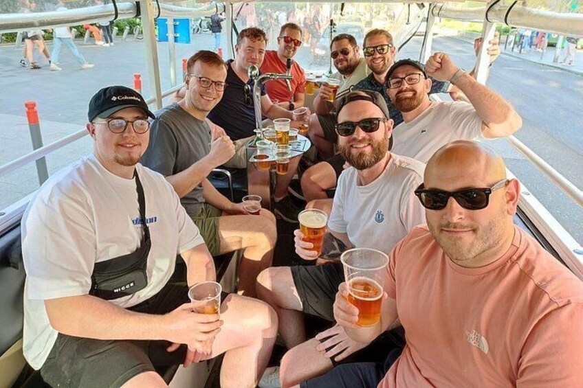 Un gruppo di persone sedute a un tavolo con bevande, all'aperto. 2