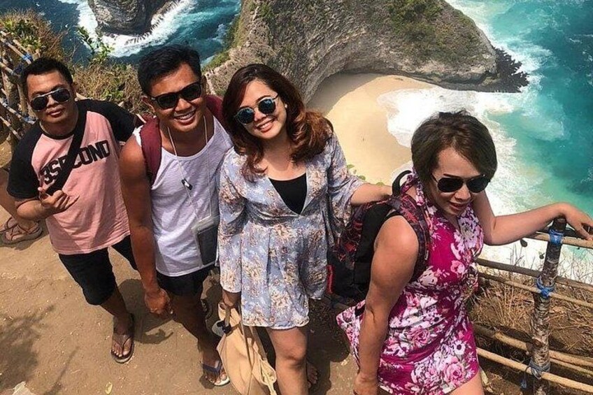 Un grupo de personas en un acantilado costero con vistas al océano. 3