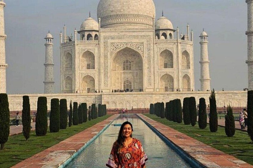 Taj Mahal med en central vandkanal og symmetriske haver. 4
