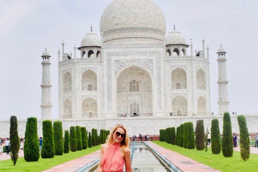 Il Taj Mahal con un vialetto e siepi curate. 2