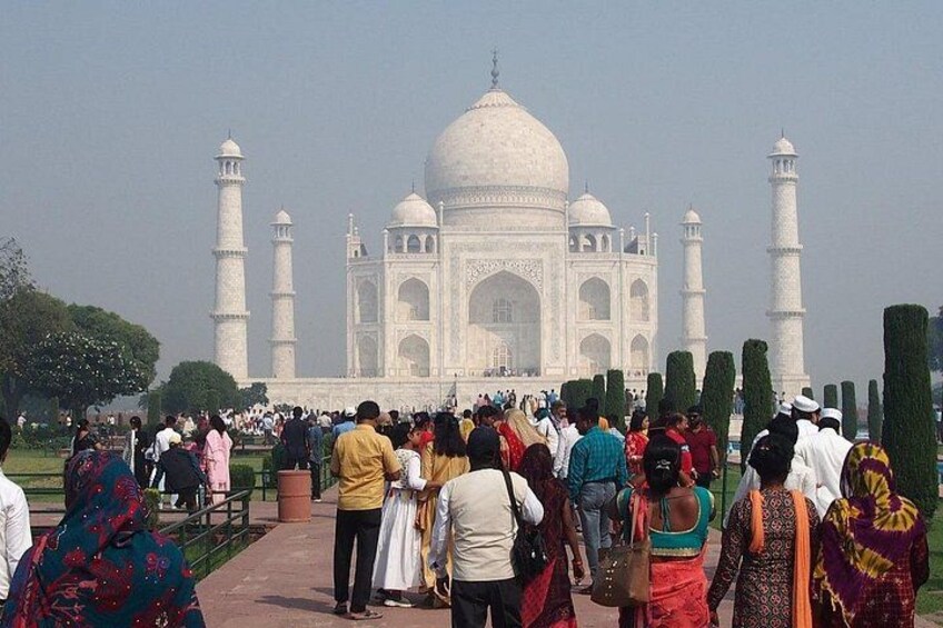 Taj Mahal med besøgende i forgrunden. 2