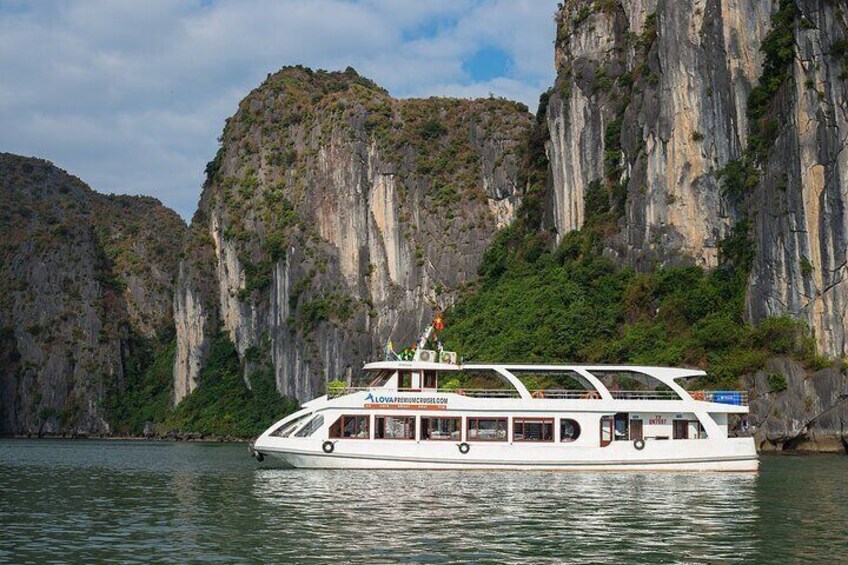 Halong Bay Full-Day Cruise with Guide,Lunch,Meal,Cave & Island