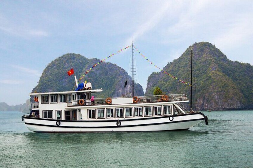 Halong Bay Full-Day Cruise with Guide,Lunch,Meal,Cave & Island