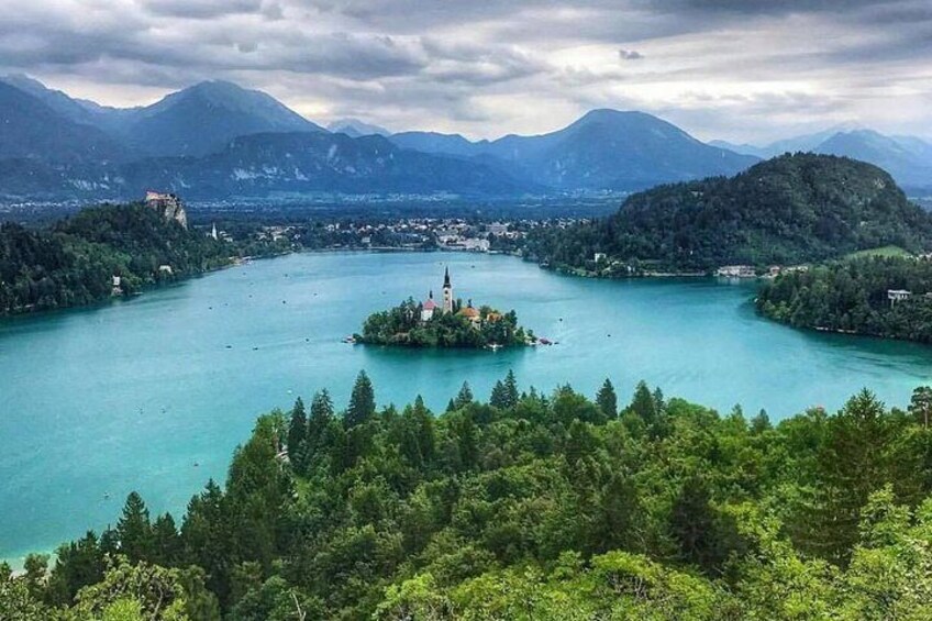 Panoramic view of Bled Island from the viewpoint. 5