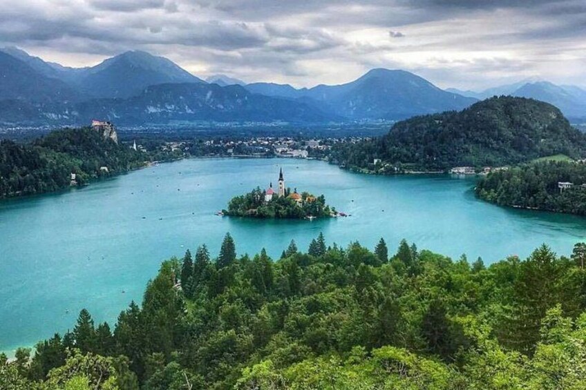 Panoramic view of Bled Island from the viewpoint. 3