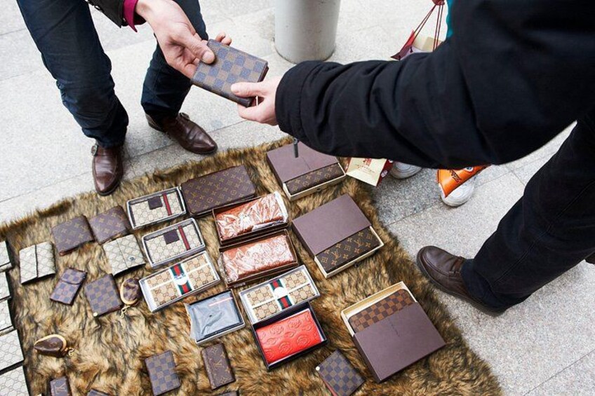 Diverse Louis Vuitton tassen uitgestald op een bonttapijt. 2