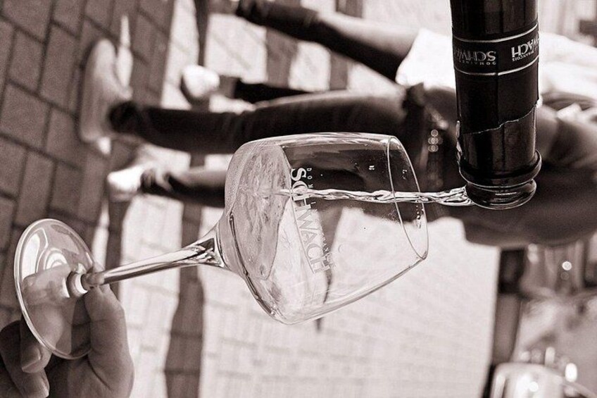Una persona versa del vino in un bicchiere. 3