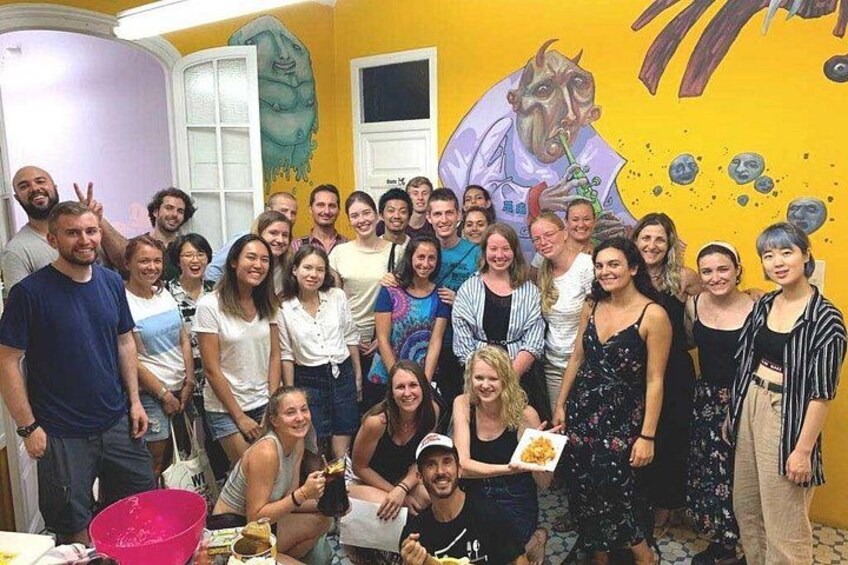 Un groupe de personnes se trouve dans une pièce ornée d’une fresque repr ésentant un scientifique, et un mur jaune. 3
