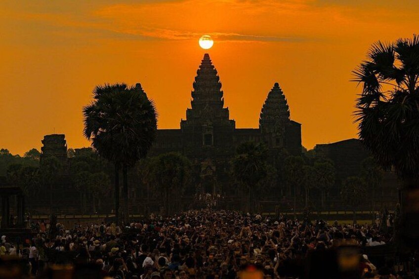 A large crowd at Angkor Wat during sunset. 5