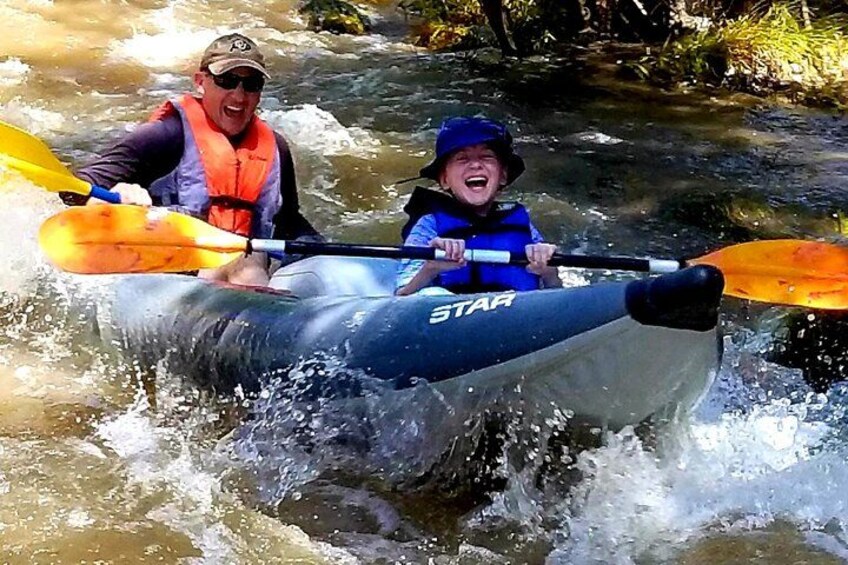 Deux personnes pratiquent le kayak sur une rivière. 1