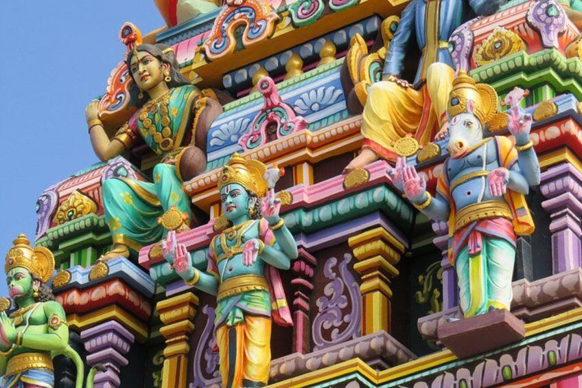 Una facciata di tempio colorata, con elaborate sculture e statue di divinità. 4