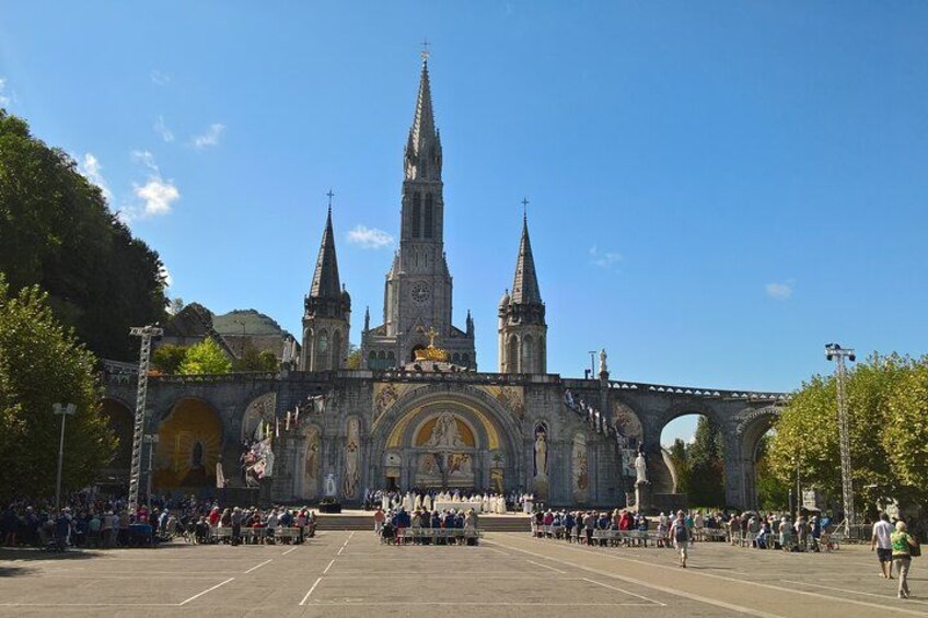 Una catedral histórica con dos torres, una amplia plaza abierta y un puente. 1