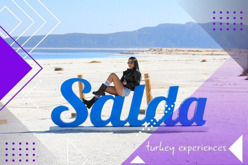 Une personne assise sur un banc, avec le mot « Salda » et le texte « expériences en Turquie » superposés à l’image. 1