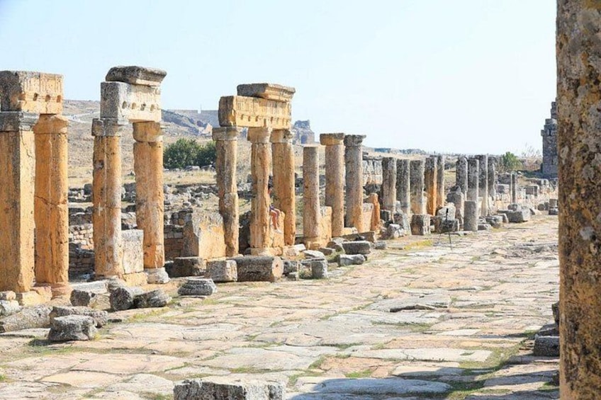 Vestiges antiques avec des colonnes et des chemins pavés de pierres. 3