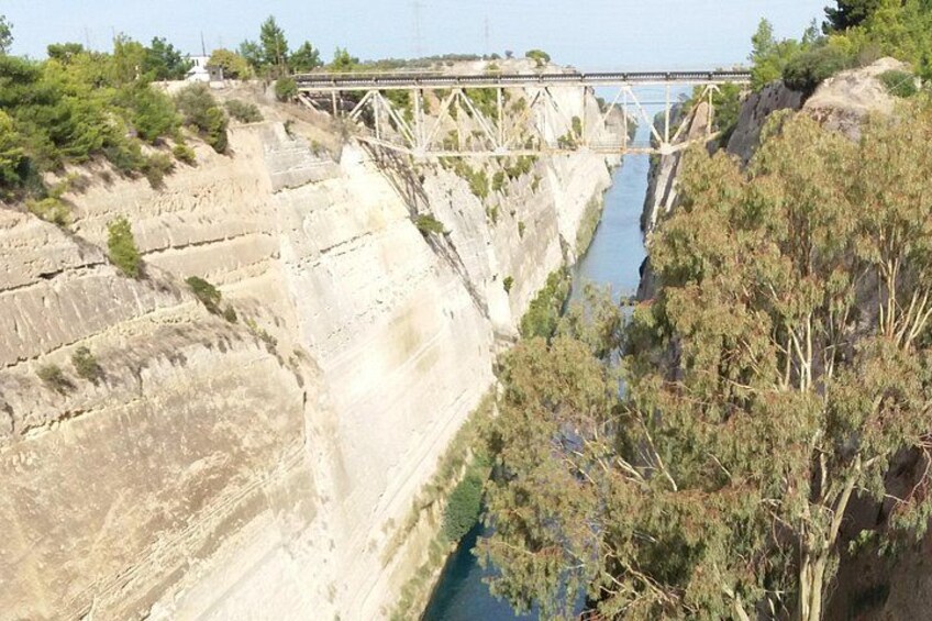 Una presa con un puente, un río y vegetación circundante. 1