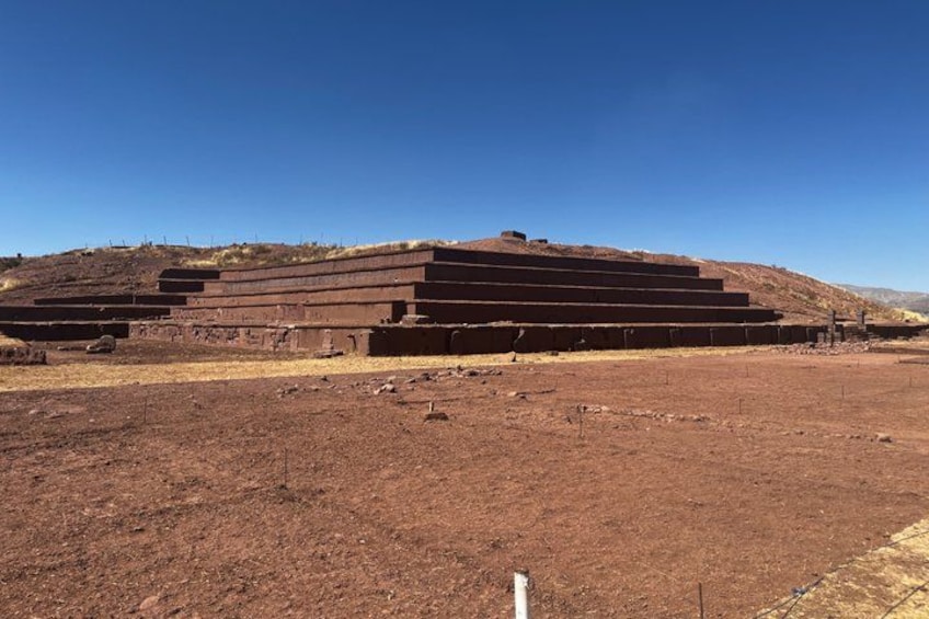 Una gran estructura antigua escalonada en un paisaje desértico. 3