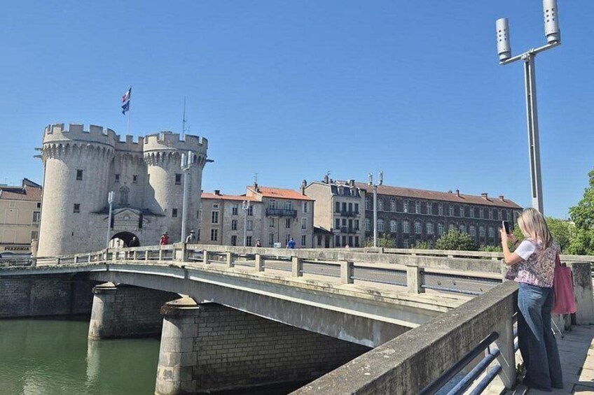 Un puente de piedra, un castillo y un paisaje urbano con edificios. 2