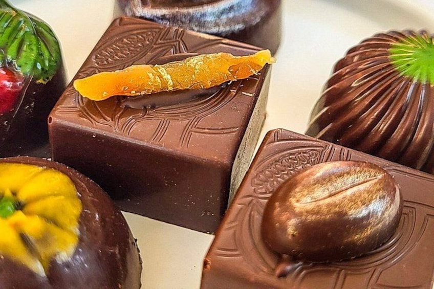 Forskellige slags chokoladekonfekt med forskellige toppings. 2