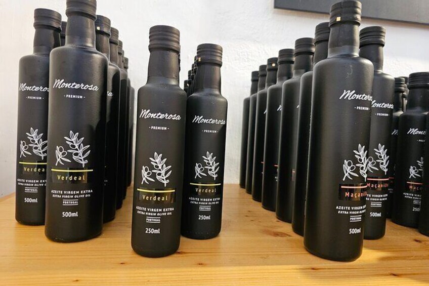 Multiple bottles of Montenerosa Verdeal on a wooden surface. 5