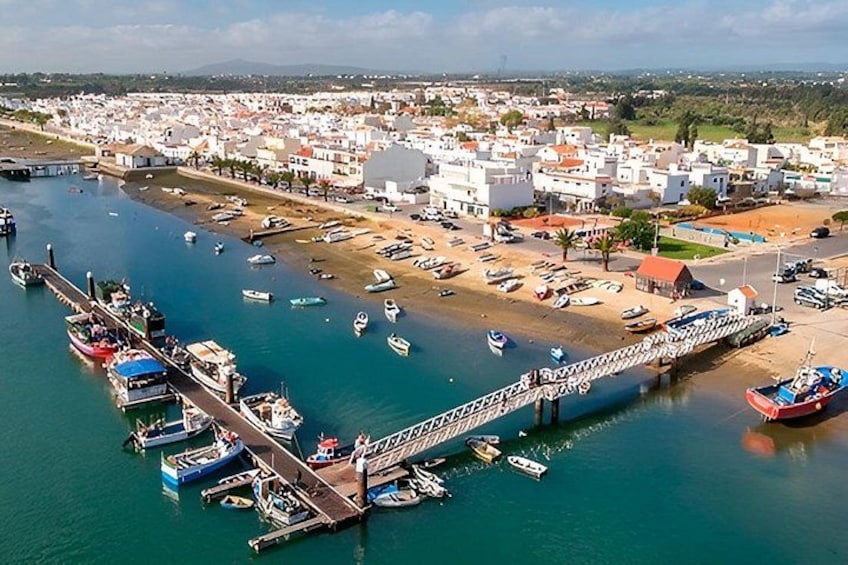 Une ville côtière avec une jetée, des bateaux et des bâtiments. 5