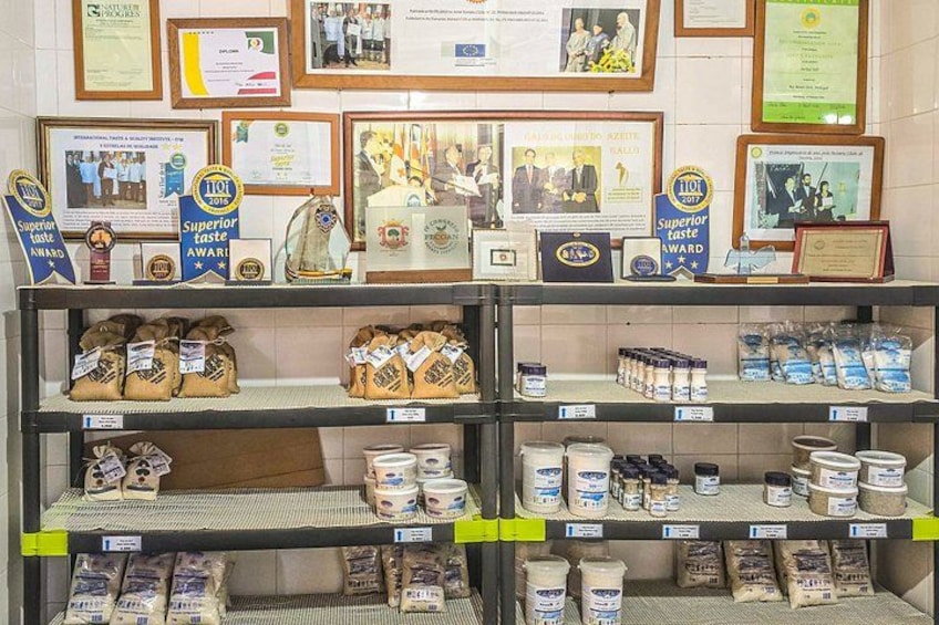 Étagères remplies de produits alimentaires et de récompenses. 5