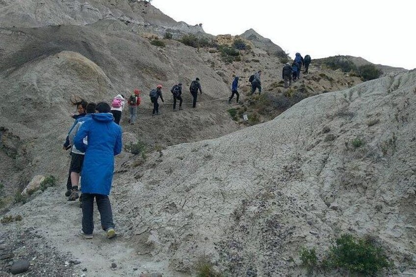 Un gruppo di escursionisti che sale su una collina rocciosa. 4