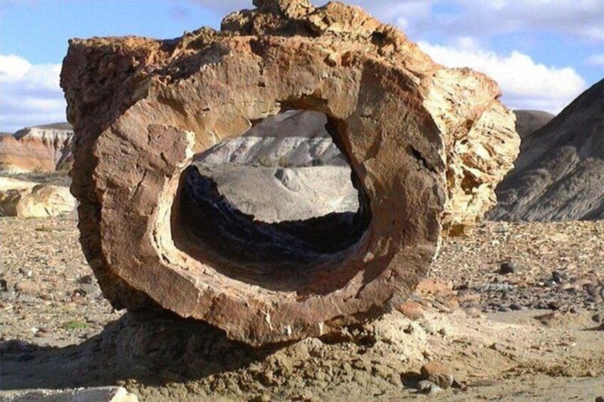 Una grande formazione rocciosa con una conca circolare. 3
