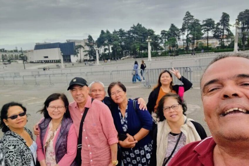Un grupo de personas se encuentra en un paseo marítimo con un paisaje urbano de fondo. 5