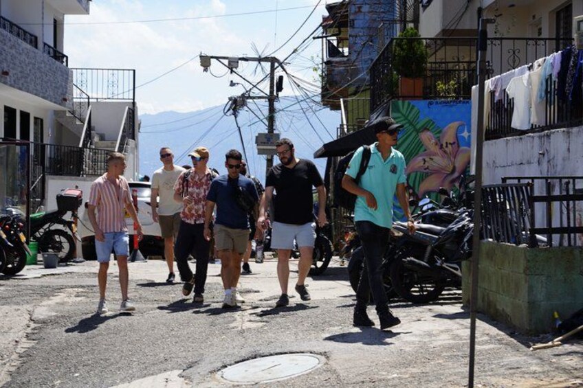 Comuna 13 with Local Guides: Graffiti & Real Stories 5