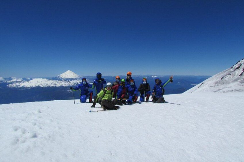 Un grupo de personas en una montaña nevada con cielo despejado. 1